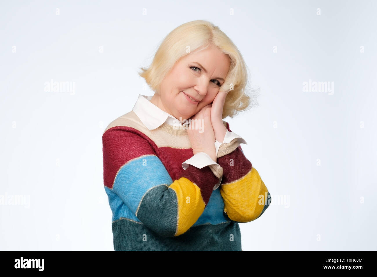 Fröhliches happy Reife alte wunderschöne Frau lächelnd Spaß Stockfoto