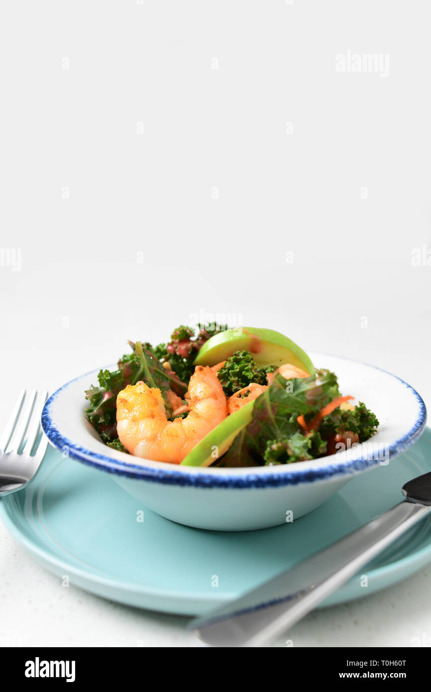 Essen Kohl Salat mit Garnelen und Apple auf es in einer Küche zu Hause Stockfoto