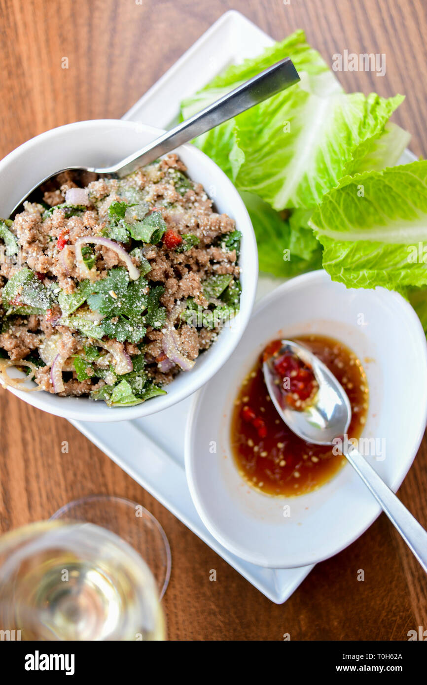 Essen thailändisches Gericht Larb mit Schweinefleisch und ein Hot Chili Sauce Stockfoto