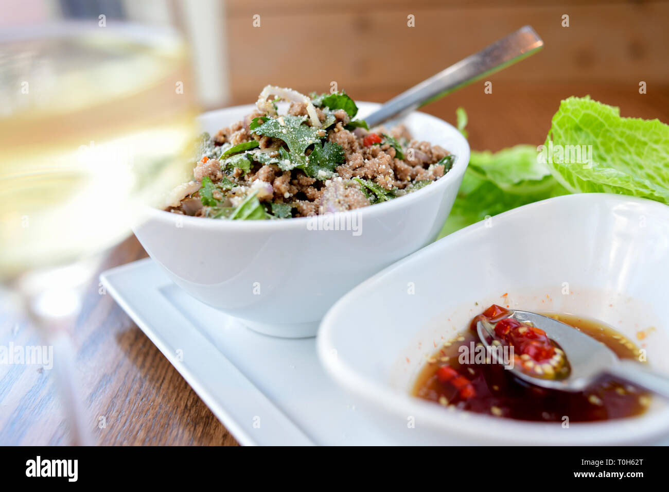Essen thailändisches Gericht Larb mit Schweinefleisch und ein Hot Chili Sauce Stockfoto