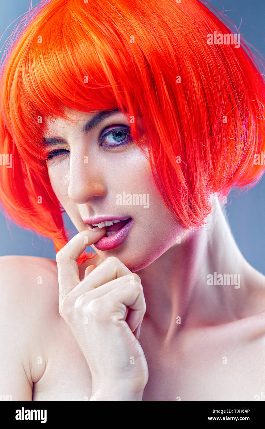 Tricky Schönheit. Lustige weibliche Portrait withcrazy Make-up Ende Frisur Stockfoto