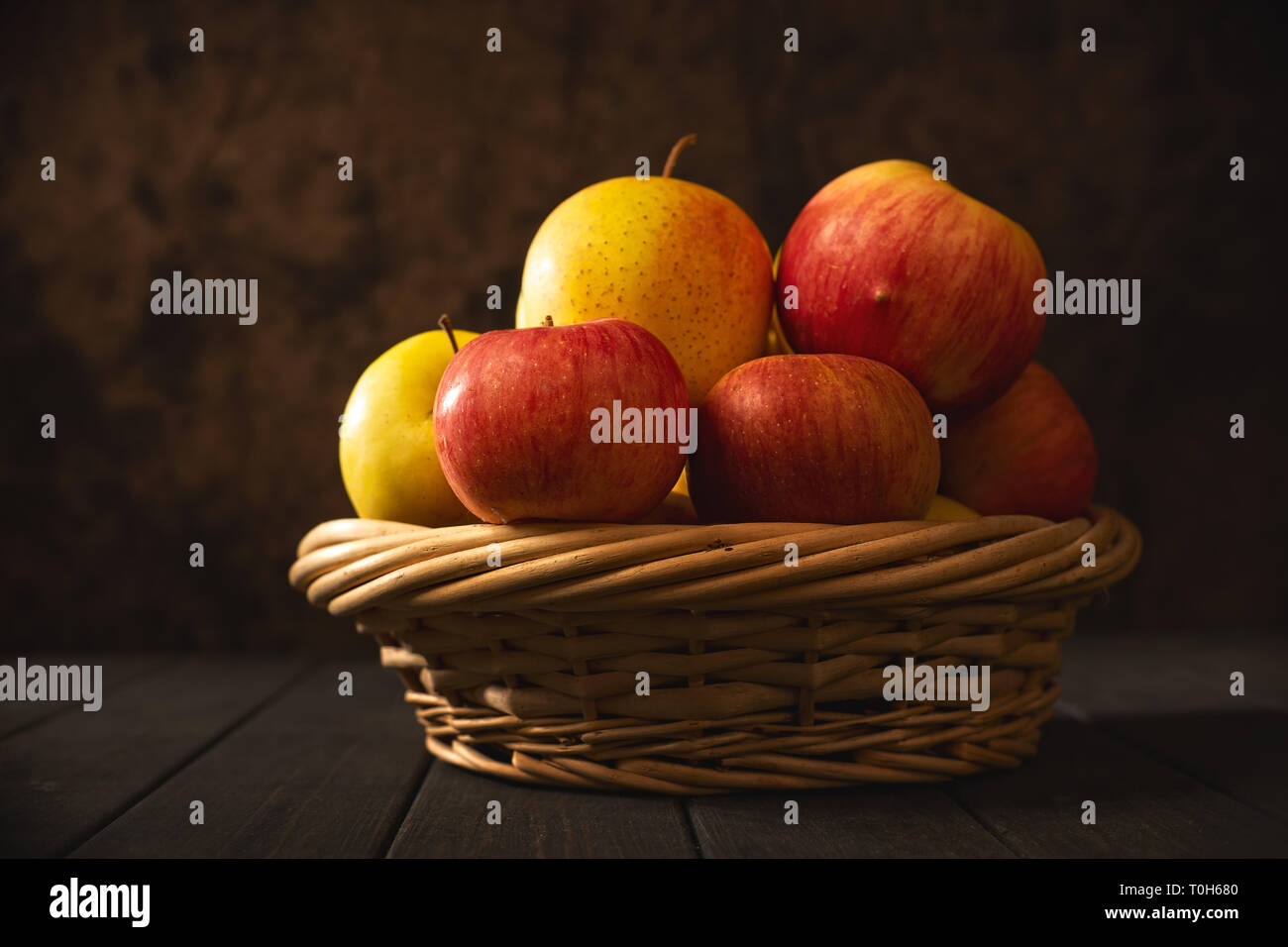 Äpfel in einem Korb, abstrakte Essen Hintergründe mit Kopie Raum Stockfoto