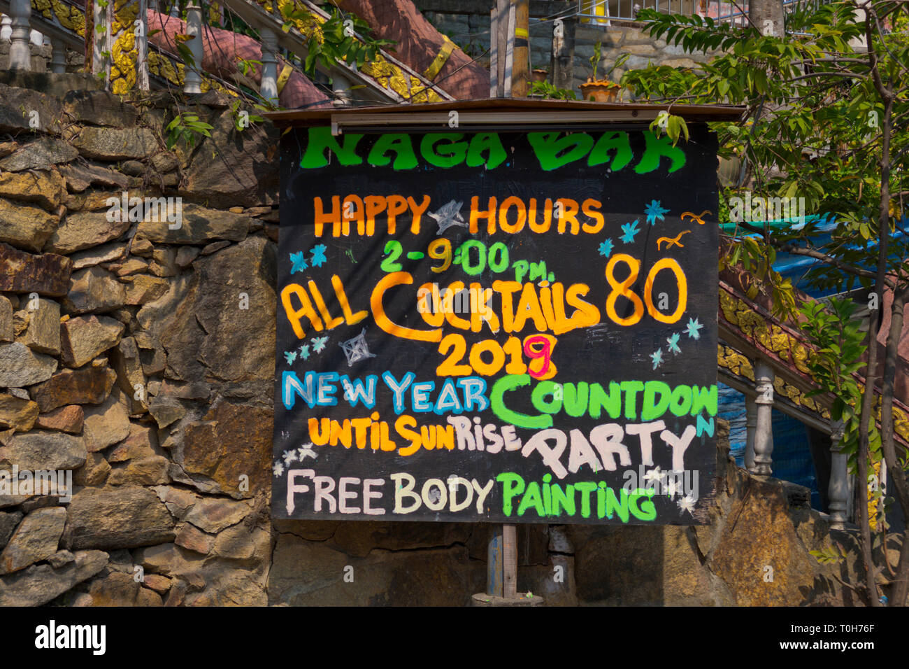 Werbung Sign happy hour und Neues Jahr Partei, Ko Samet, Thailand Stockfoto