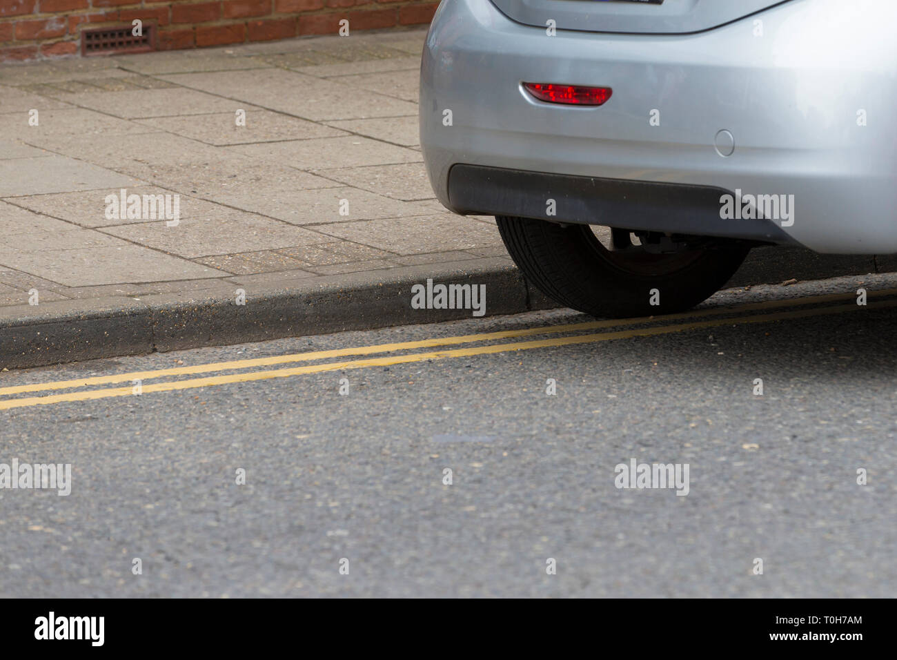 Auto auf doppelten gelben Linien geparkt, Großbritannien Stockfoto