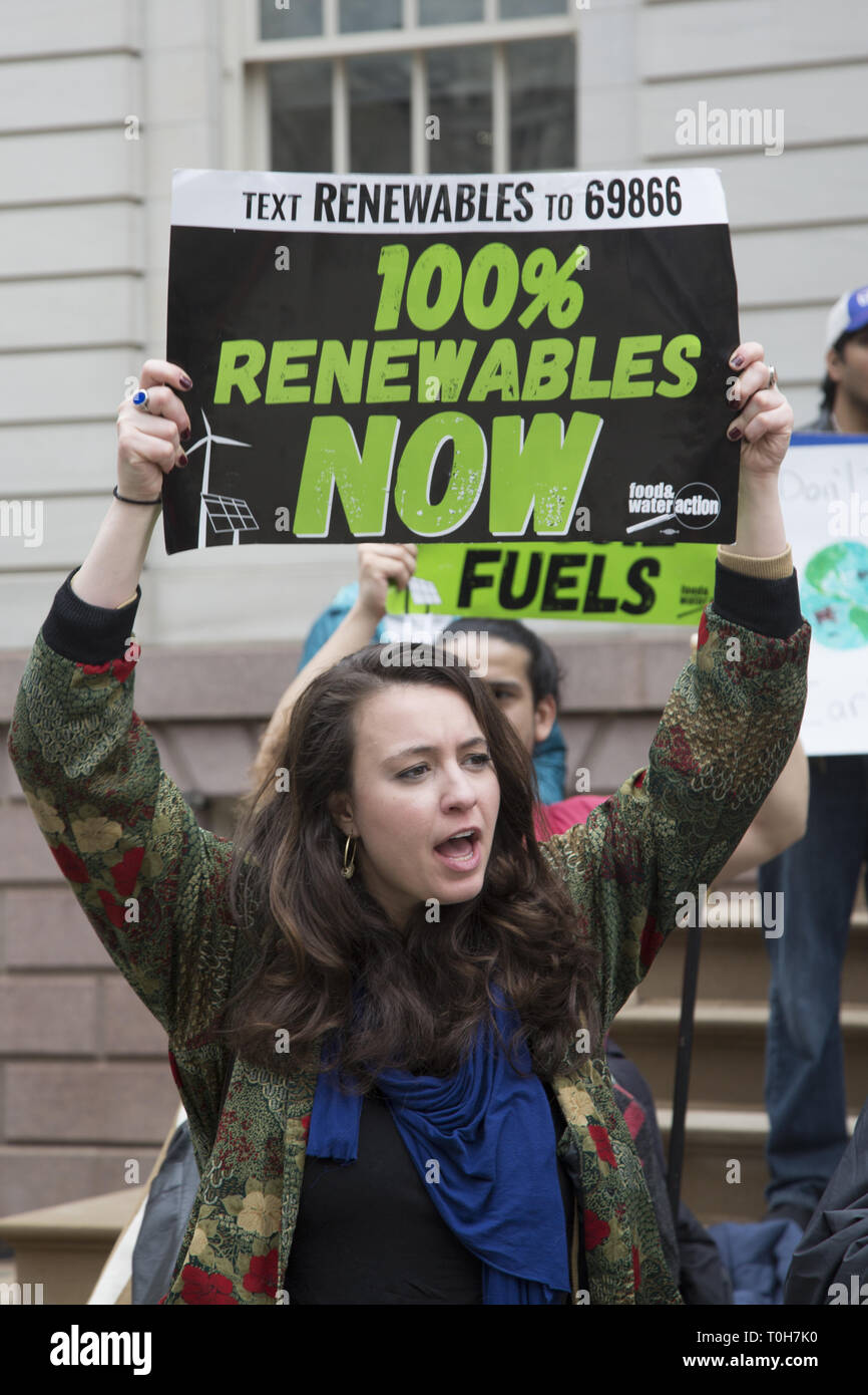 New York City: Umweltgruppen eine Pressekonferenz im Rathaus statt der Bau des Williams Pipeline, die Gas fracked tragen würde und den Einsatz fossiler Brennstoffe zu erweitern, zu stoppen und zu schweren gesundheitlichen Risiken für New York City. Stockfoto