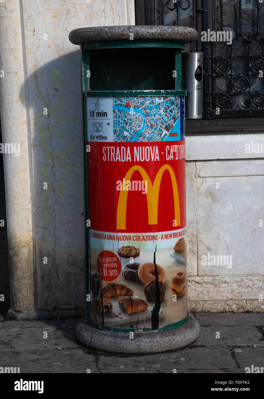 Mülltonne mit einem Mc Donald Werbung, Veneto, Venedig, Italien Stockfoto