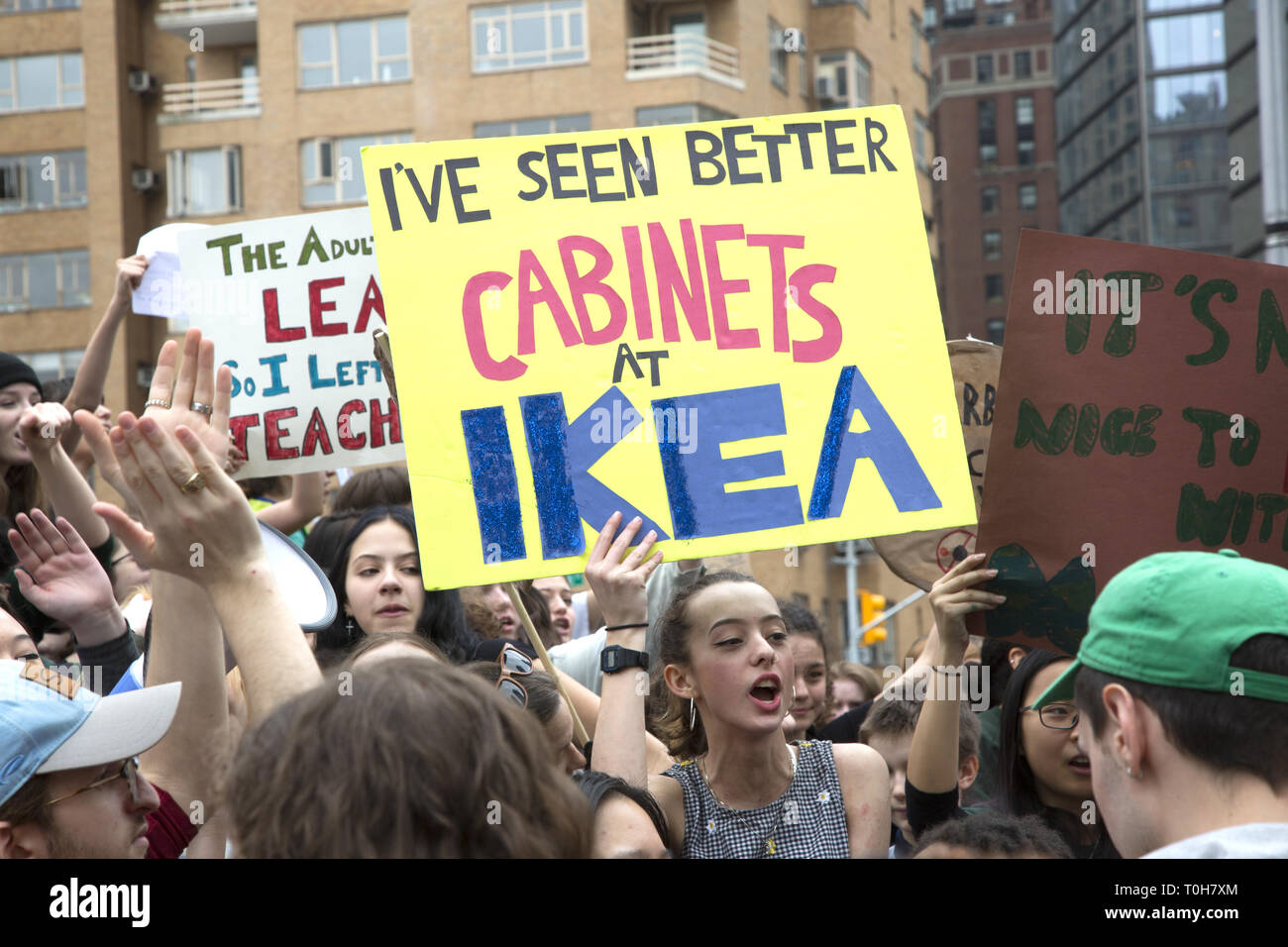 New York City Schüler beteiligen sich an einem internationalen Streik gegen den Klimawandel und die Politiker zu schieben Gesetze schneiden Treibhausgase zu machen und einen "grünen New Deal" im Kongress zu übergeben. Stockfoto