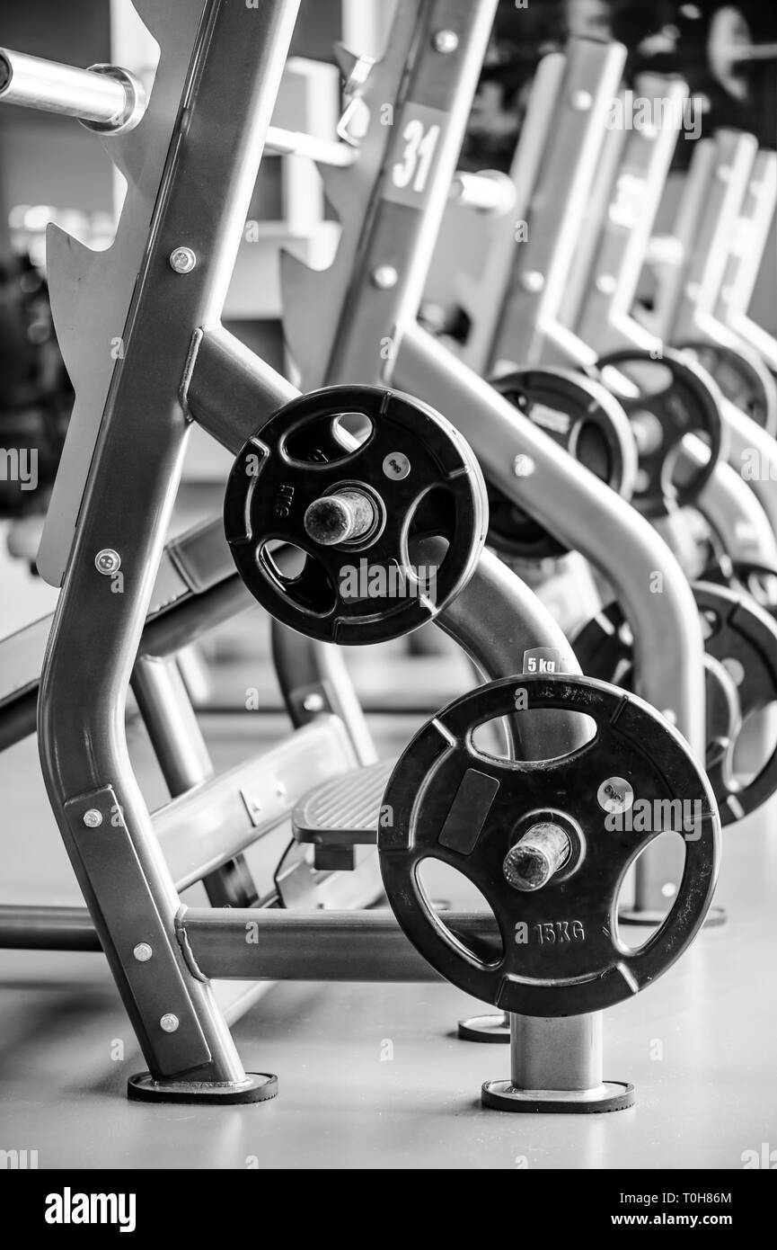 Ein moderner Fitnessraum Interieur mit Bench Press Equipment in einem Raw Stockfoto