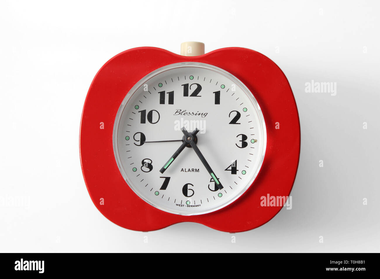 Vintage Wecker apple inspiriert, auf weißem Hintergrund, Nahaufnahme Stockfoto