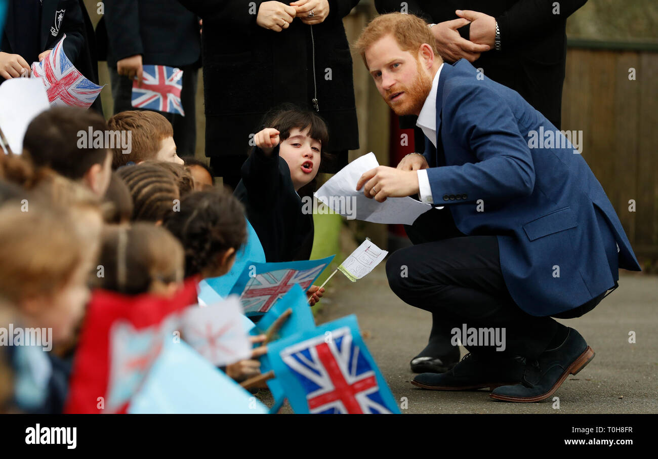 Der Herzog von Sussex spricht mit 6-jährige Stella während einer baumpflanzung Projekt zur Unterstützung des Queen's Commonwealth Vordach Initiative gemeinsam mit der Woodland Trust am St. Vincent's Catholic Primary School, Acton. Stockfoto