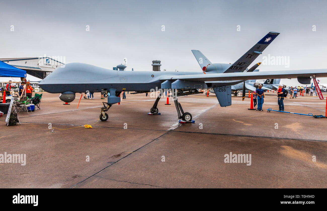 MQ-9 Reaper an 2018 Flügel über Houston Air Show in Houston, Texas. Vorgestellte Elemente enthalten Blue Angels und anderen Luftfahrt bezogene Programme. Stockfoto MQ-9 Reaper an 2018 Flügel über Houston Air Show in Houston, Texas. Vorgestellte Elemente enthalten Blue Angels und anderen Luftfahrt bezogene Programme. Stockfoto