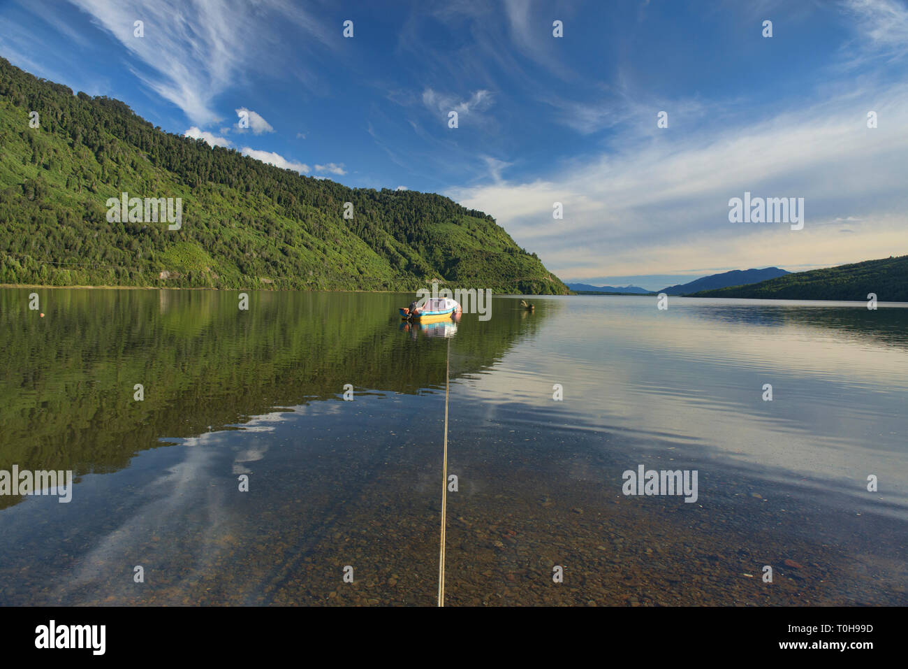 Einsames Boot auf dem Puyuhuapi Fjord, Ventisquero Sound, Patagonien, Aysen, Chile Stockfoto