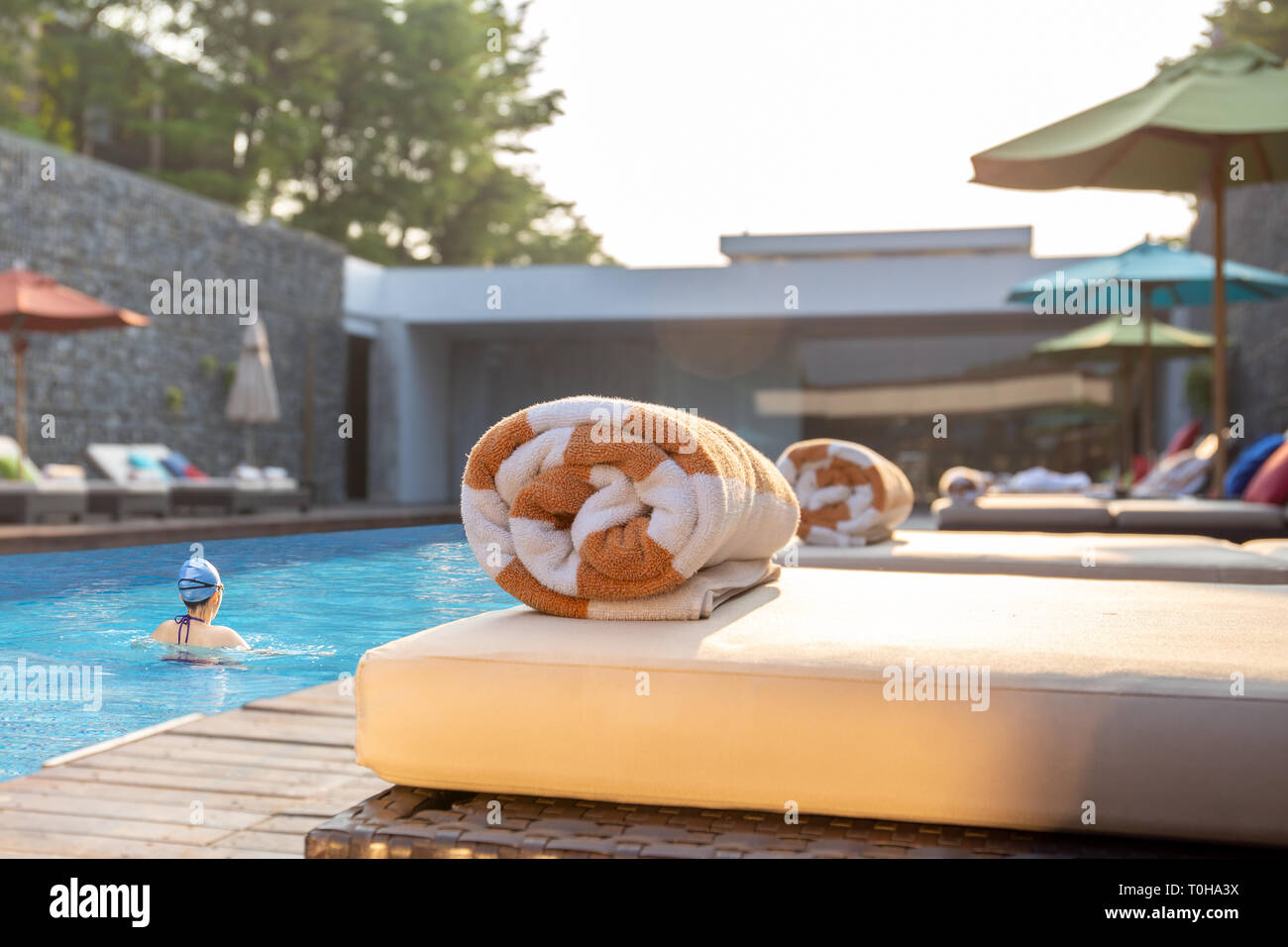 Handtuch auf sonnenliege -Fotos und -Bildmaterial in hoher Auflösung – Alamy