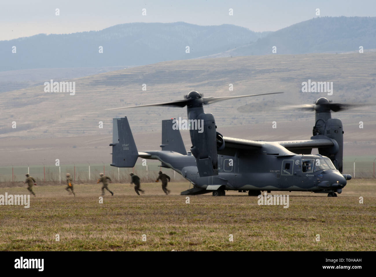 Rumänische Special Operation Forces Ausfahrt a CV-22 Osprey zu einem 352 Special Operations Wing zugewiesen, während einer kombinierten Training neben der 7 Special Operations Squadron, gegründet aus RAF Mildenhall. Diese Schulung enthalten schnelle Seil Infiltration und Exfiltration Operationen (Pommes) und low-level fliegen. (U.S. Armee Foto: Staff Sgt. Elizabeth Pena) Stockfoto