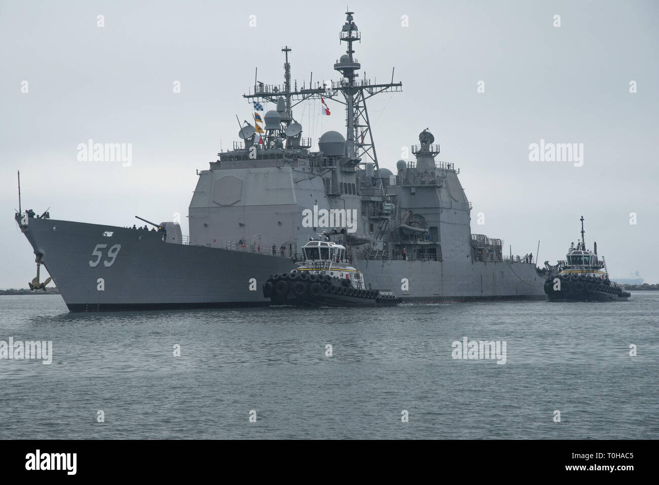 SEAL BEACH, Calif. (19. März 2019) Ticonderoga-Klasse geführte-missile Cruiser USS Princeton (CG59) zieht in Naval Waffen Station Seal Beach. Das Schiff wird für öffentliche Führungen 23. bis 24. März in Unterstützung des 75-jährigen Bestehens der Waffen Station verfügbar sein. (U.S. Marine Foto von Master Chief Mass Communication Specialist Brian Brannon/Freigegeben) Stockfoto