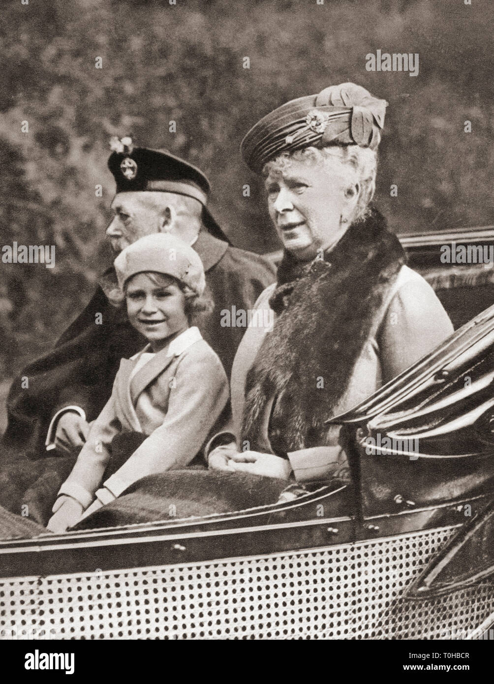 Alter Jahrgang 1900s Bild von Prinzessin Elizabeth mit Großeltern Stockfoto