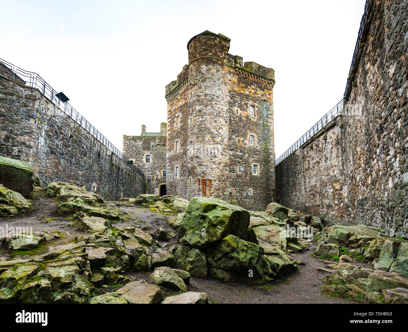 Schwärze Burg eine Festung aus dem 15. Jahrhundert, in der Nähe des Dorfes Schwärze, Schottland, am Südufer des Firth-of-Forth, Schottland, Großbritannien. Schwärzungsgrad Stockfoto