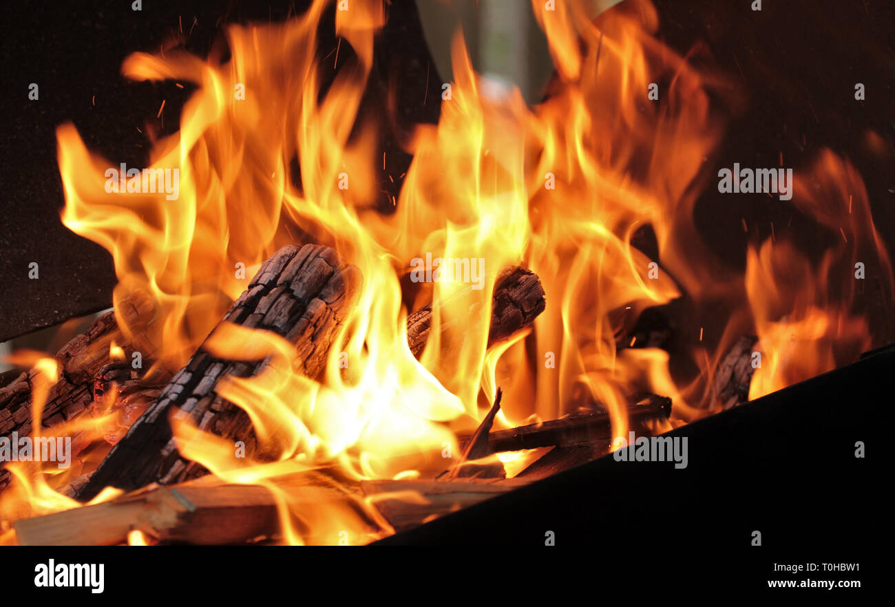Ein Schuss Von Brennendem Holz In Den Kamin Close Up Das Verbrennen Von Holz Zum Grillen Ein Rauch Und Funken Feuer Hintergrund Stockfotografie Alamy