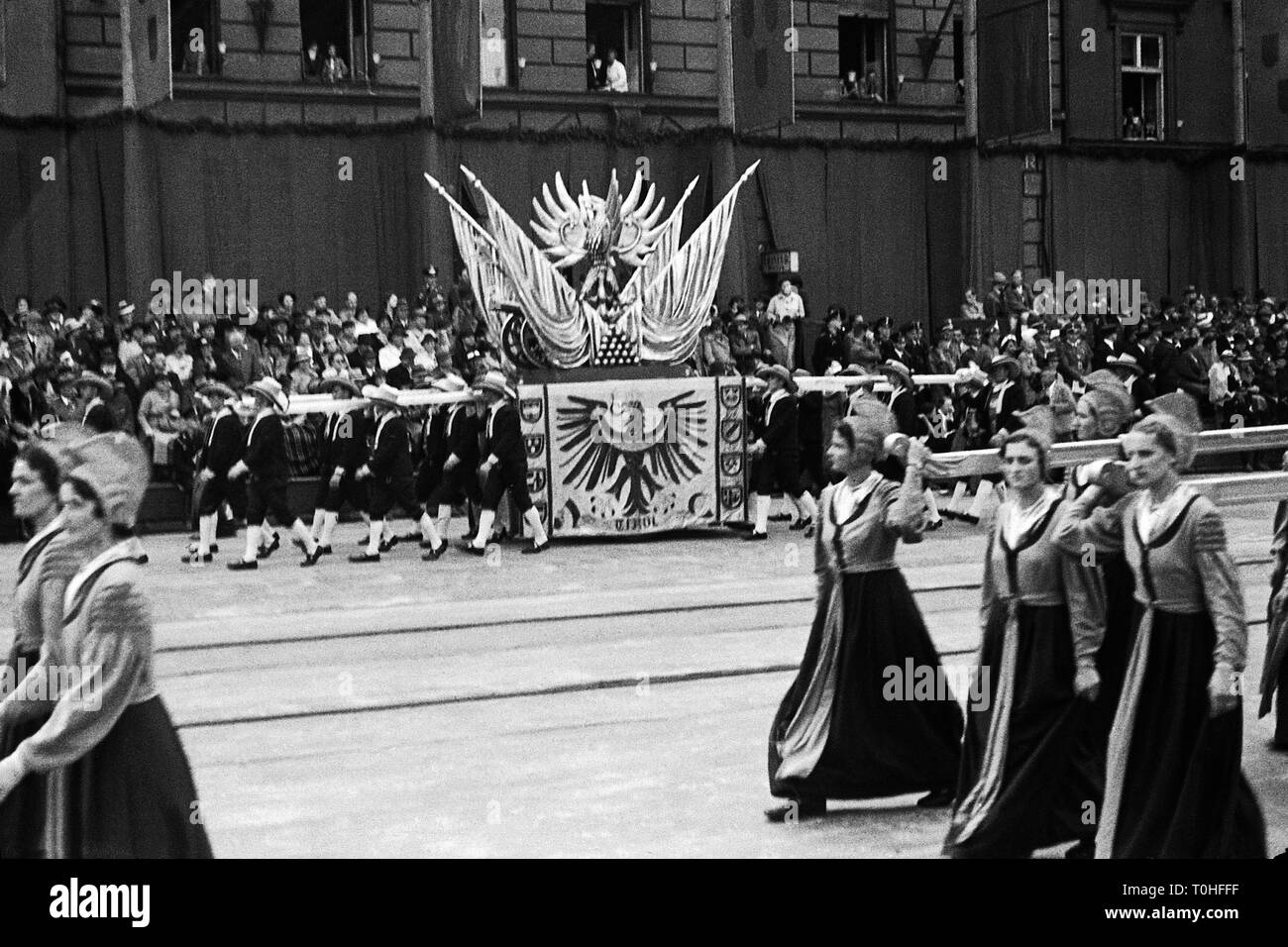 Nationalsozialismus, Paraden, "Tag der deutschen Kunst", München 8.-10.7.1938, Prozession, Ludwigstraße (Straße), Schaltplan, Tirol, zur Erinnerung an den Tiroler Volksaufstand 1809, Additional-Rights - Clearance-Info - Not-Available Stockfoto