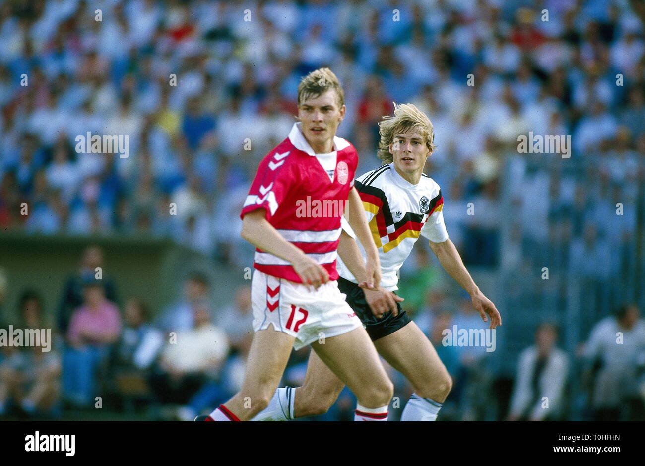 Sport, Fußball, Em, Em 1988, Deutschland gegen Dänemark (2:0), dem Schauplatz der Match mit Juergen Klinsmann und Klaus Berggreen, in Gelsenkirchen, Deutschland, 14.06.1988, Additional-Rights - Clearance-Info - Not-Available Stockfoto