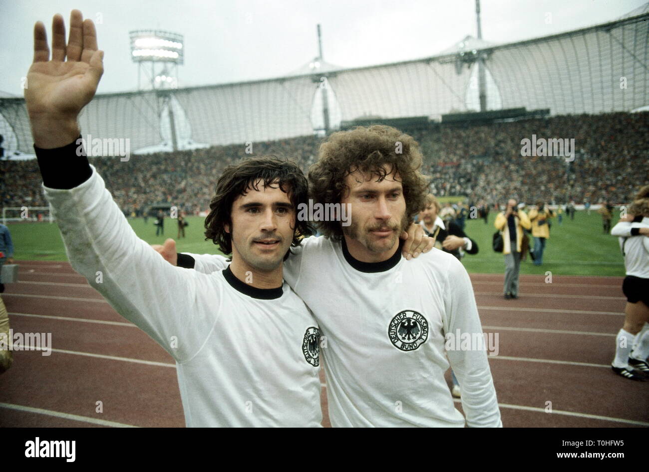 Sport, Fußball, Weltmeisterschaft, Wm 1974, WM-Finale, Finale, Deutschland gegen Niederlande (2:1), Gerd Müller und Paul Breitner während der Runde der Ehre, München, Deutschland, 7.7.1974, Additional-Rights - Clearance-Info - Not-Available Stockfoto