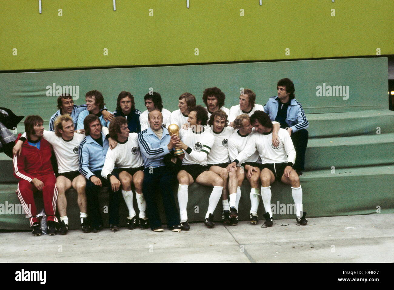 Sport, Fußball, Weltmeisterschaft, Wm 1974, WM-Finale, Finale, Deutschland gegen Niederlande (2:1), Deutsche Mannschaft mit der Schale, München, Deutschland, 7.7.1974, Additional-Rights - Clearance-Info - Not-Available Stockfoto