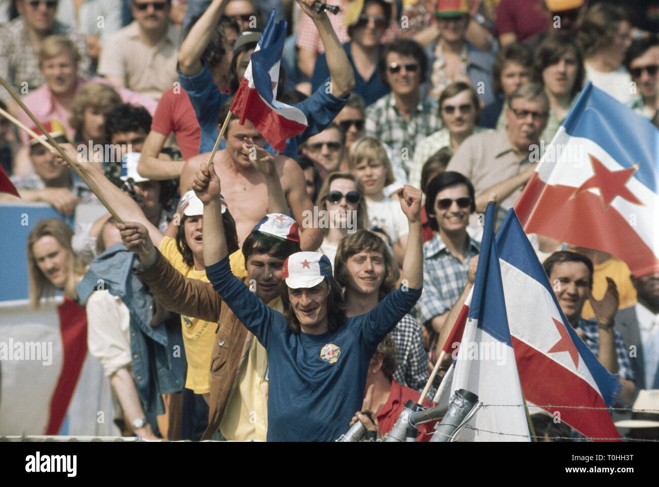 Sport, Fußball, Weltmeisterschaft, Wm 1974, WM-Finale, Gruppe Spiel, Jugoslawien gegen Schottland (1:1), in Frankfurt am Main, Deutschland, jugoslawischen Publikum, 22.6.1974, Additional-Rights - Clearance-Info - Not-Available Stockfoto