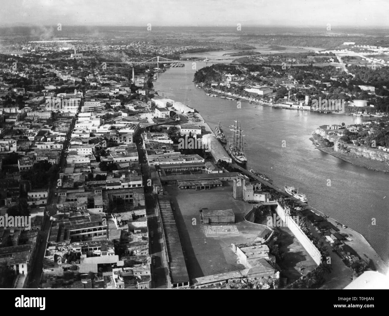 Geographie/Reisen, Dominikanische Republik, Ciudad Trujillo (Santo Domingo), Blick auf die Stadt/Stadtansichten, Übersicht mit Fluss Ozama, Luftbild, um 1960, Additional-Rights - Clearance-Info - Not-Available Stockfoto