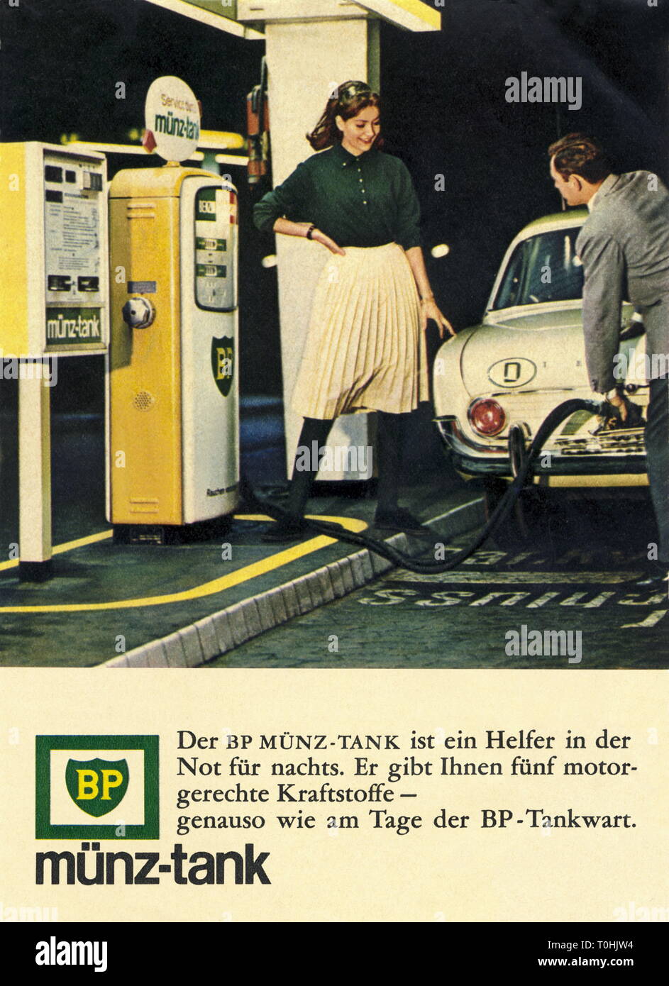 Werbung, Verkehr/Transport, Auto, Tankstelle, Werbung für BP Münze Tank, bei Nacht Kraftstoff, Paar mit Ford Taunus, Deutschland, 1965, Additional-Rights - Clearance-Info - Not-Available Stockfoto