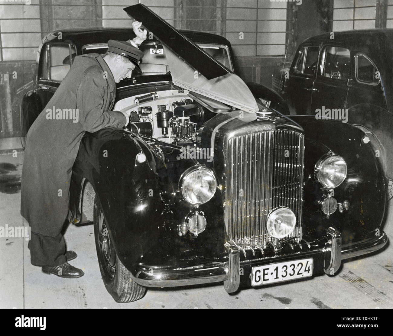 Verkehr/Transport, Auto, Fahrzeug Varianten, Rolls-Royce, version Phantom, Chauffeur, öffnen Sie die Motorhaube, Großbritannien, circa 1950, Additional-Rights - Clearance-Info - Not-Available Stockfoto