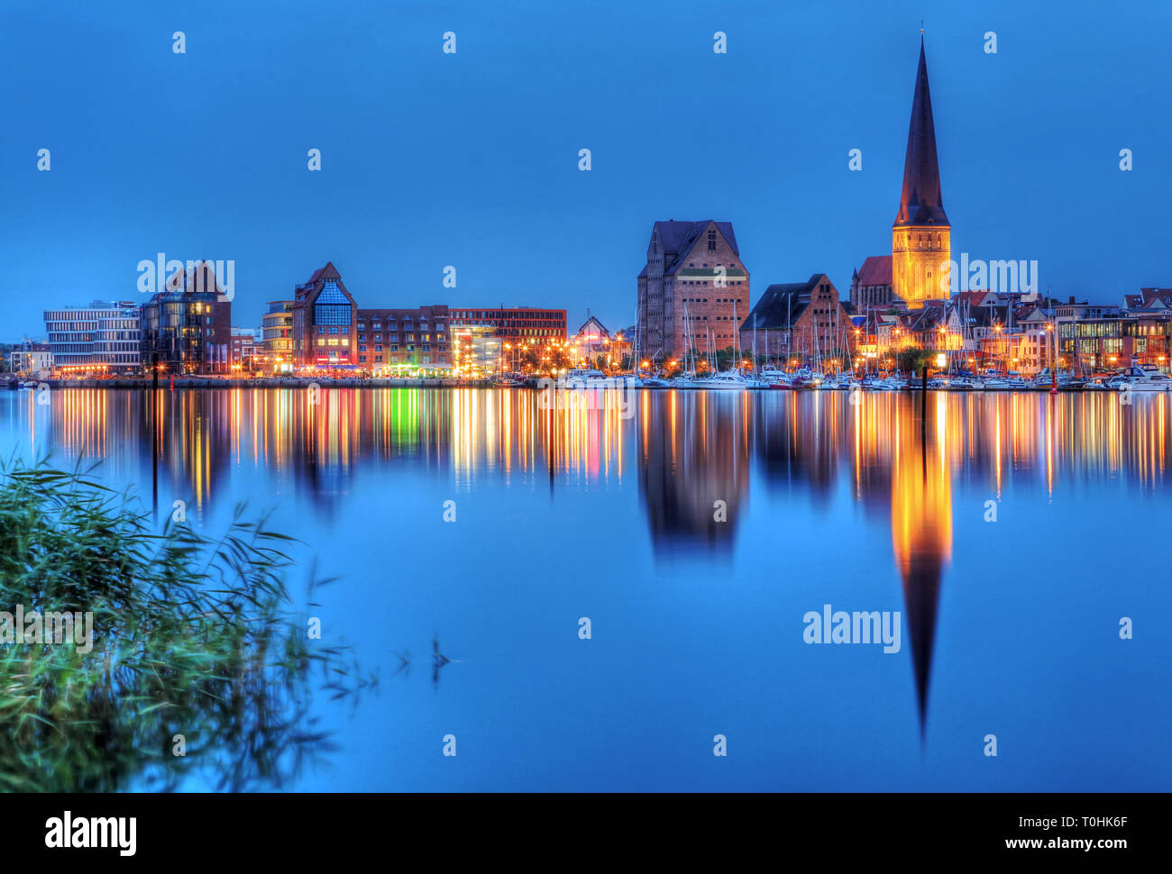 Stadt, Hafen Rostock bei Nacht (Mecklenburg-Vorpommern, Deutschland) Stockfoto