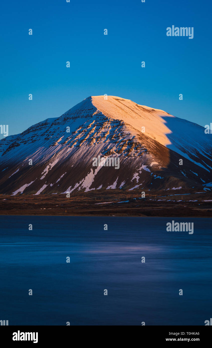 Sonnenuntergang über einem Berg im Westen von Island Stockfoto