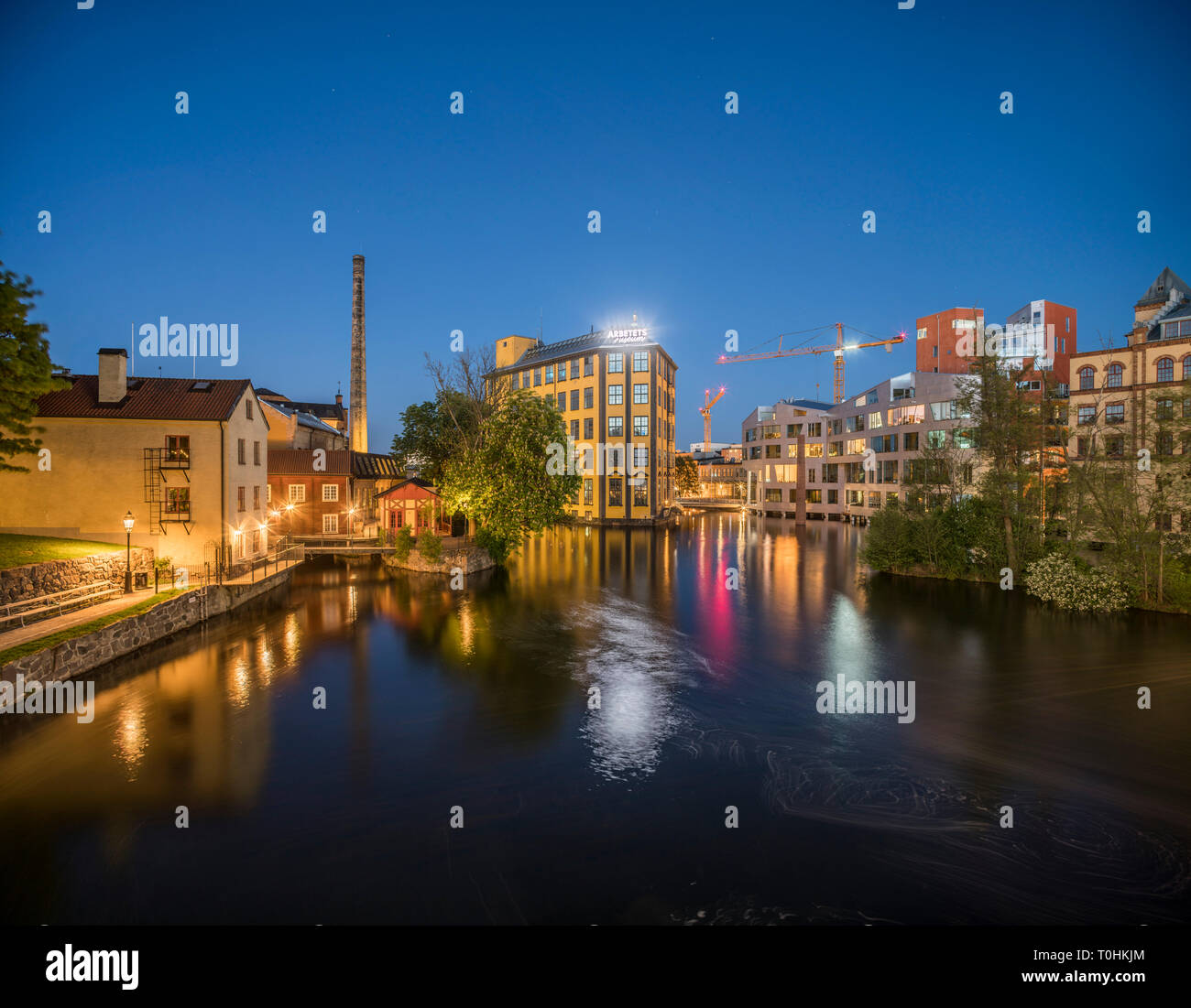 Alte industrielle Gebäude am Fluss Motala Strom in der Nacht, Norrköping, Schweden, Skandinavien Stockfoto