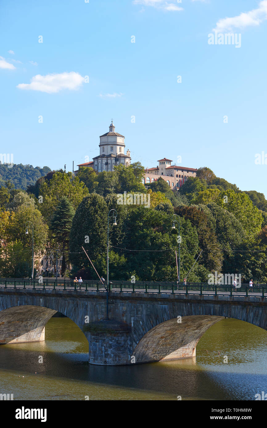 TURIN, Italien - 21 AUGUST 2017: Cappuccini oder der Kapuziner Mönche Kirche und der Brücke am Fluss Po an einem sonnigen Sommertag in Turin, Italien Stockfoto