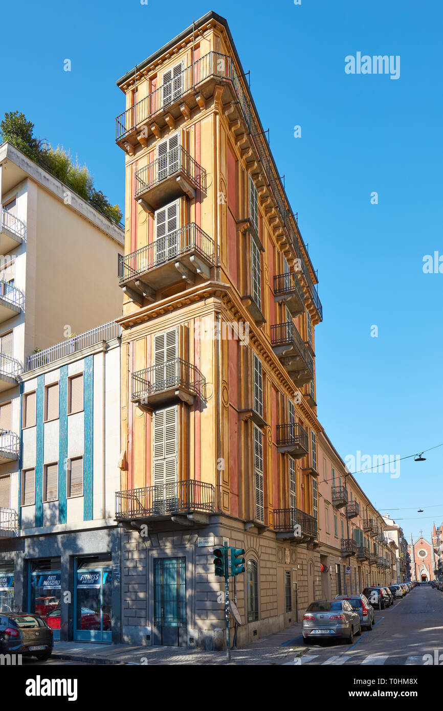 TURIN, Italien - 21 AUGUST 2017: Scaccabarozzi slim-Haus auch als Polenta Schicht von Alessandro Antonelli Architekt in einem sonnigen Tag in Italien bekannt Stockfoto