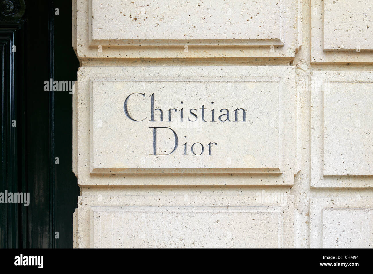 PARIS, Frankreich, 21. Juli 22, 2017: Christian Dior Zeichen in Stein in 30 Avenue Montaigne in Paris, Frankreich, geschnitzt. Stockfoto