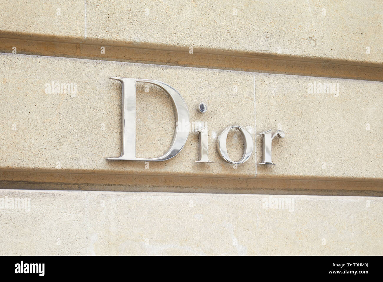 PARIS, Frankreich, 22. JULI 2017: Dior, Mode Luxus silber Zeichen in der Avenue Montaigne in Paris, Frankreich. Stockfoto