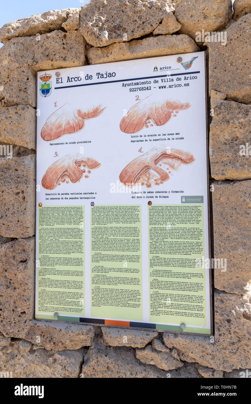 Informationen Zeichen erklären in drei Sprachen wie der Bogen von Tajao, einem vulkanischen, pyroklastische Ablagerungen, wurde durch Kollaps und Erosion, Tener Stockfoto