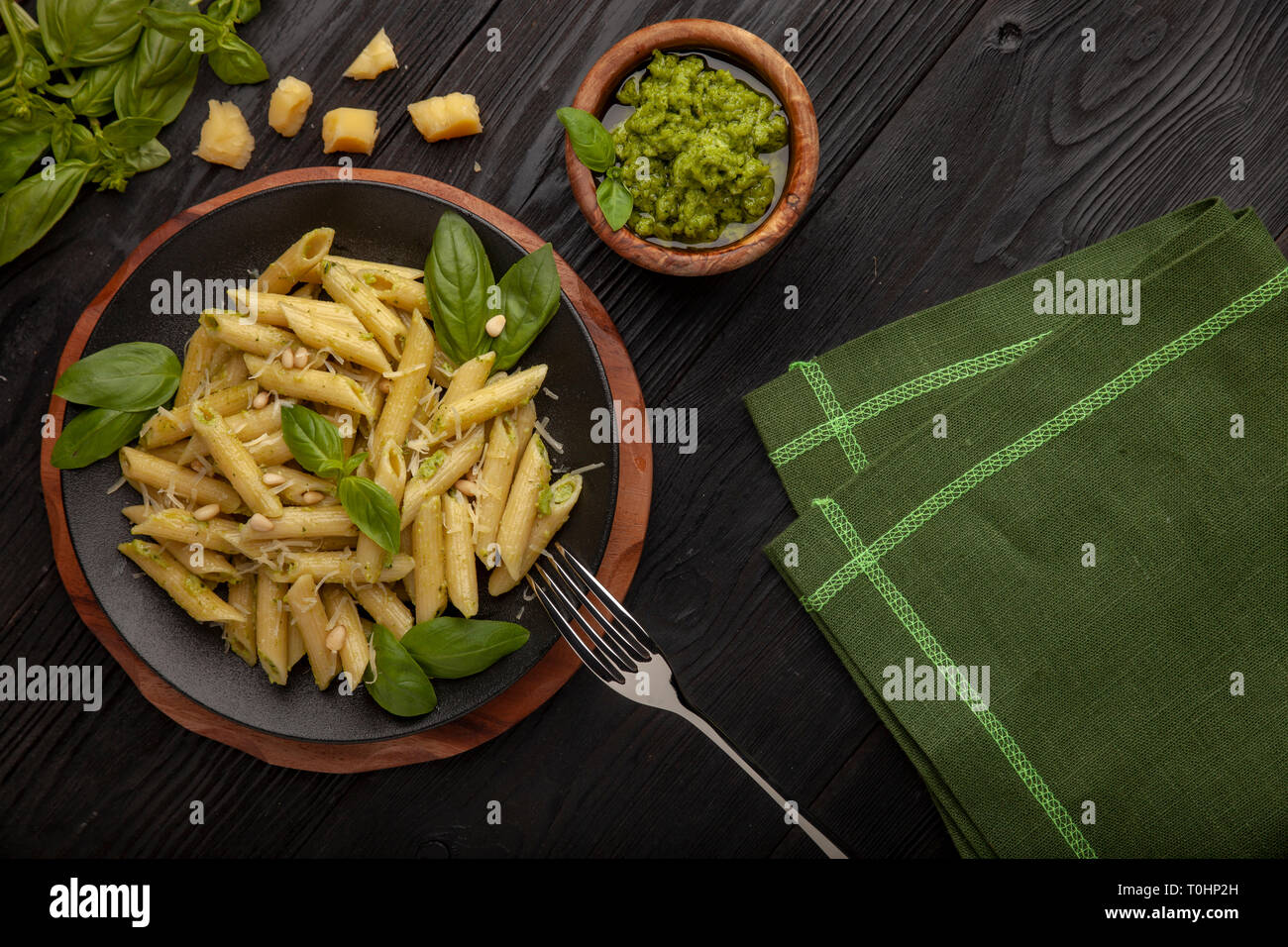 Pasta mit Pesto auf Schwarz Stockfoto