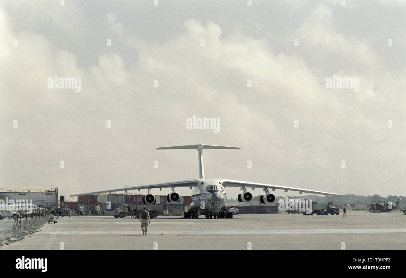 21. Oktober 1993 EIN Ilyushin Il-76-Transportjet der Vereinten Nationen liefert humanitäre Hilfe am Flughafen Mogadischu in Somalia. Stockfoto