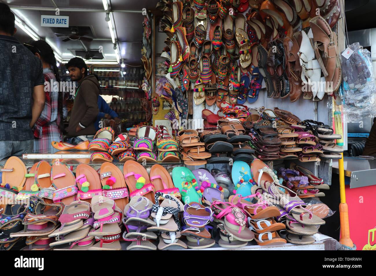 Ein Geschäft mit handgefertigten Sandalen/Schuhe auf den Straßen des Mount Abu-Rajasthan, Indien Stockfoto
