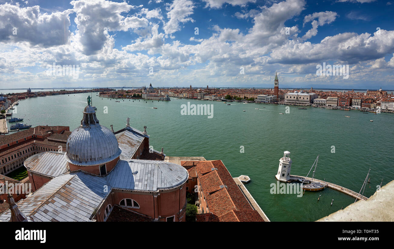 Erhöhter Blick auf den Markusplatz und den Dogenpalast, Venedig mit der Kirche San Giorgio Maggiore im Vordergrund. Stockfoto