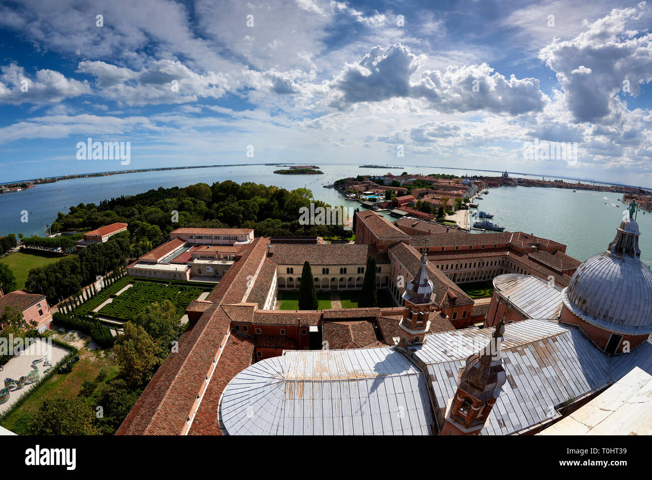 Erhöhter Blick auf die Insel San Giorgio Maggiore, Venedig mit Blick auf die Kirche San Giorgio Maggiore und das Hotel 007 aus dem Film Casino Royale Stockfoto