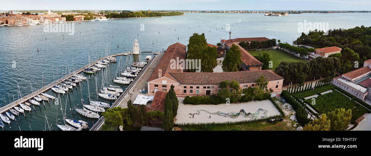 Blick vom Turm aus dem 16. Jahrhundert neben der Kirche San Giorgio Maggiore mit der Yacht Spirit aus dem Film Casino Royale (2. Vom Turm) aus dem Jahr 007. Stockfoto