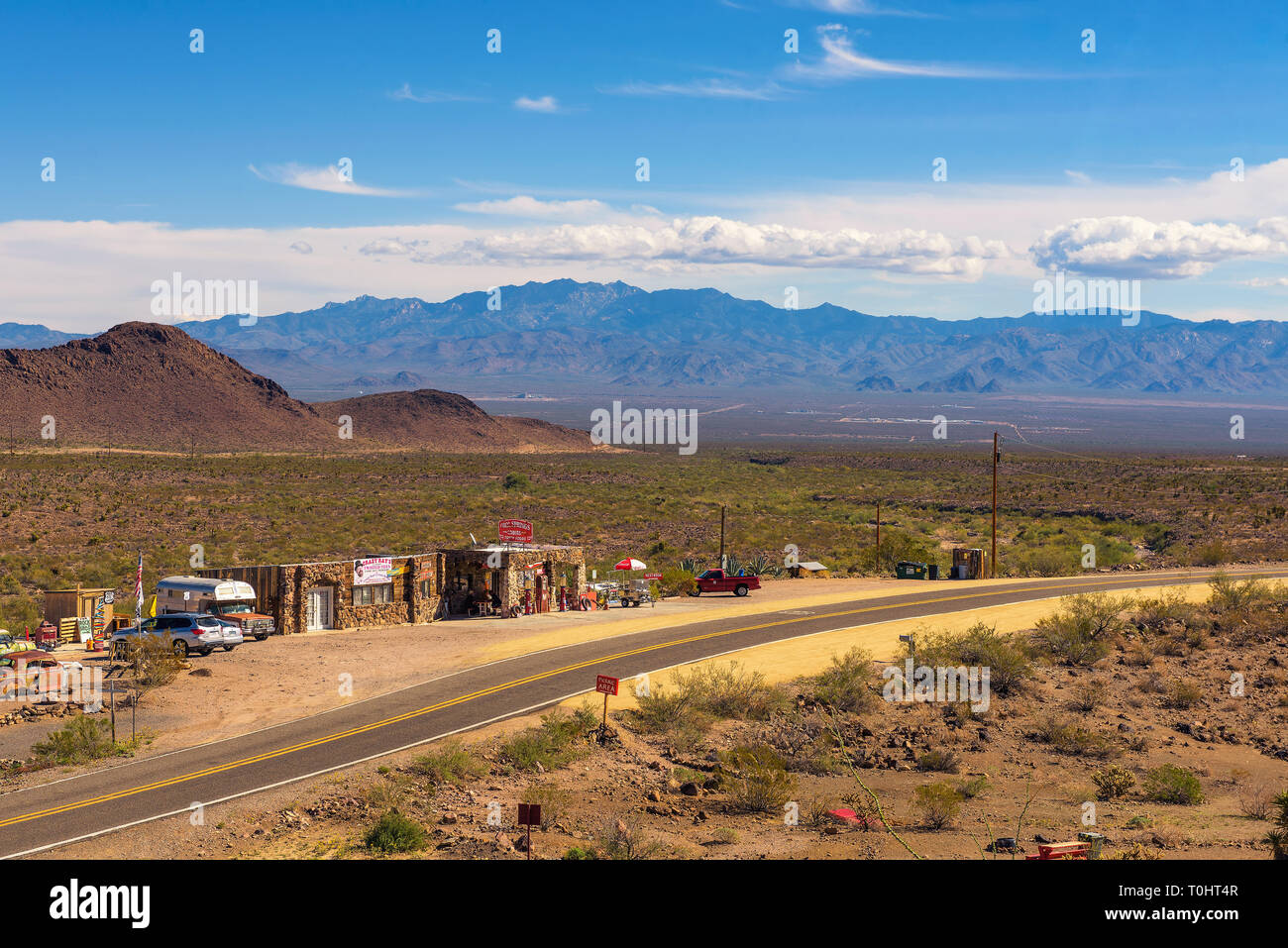 Luftaufnahme der historischen Route 66 und das Gas Cool Springs Station in Arizona Stockfoto