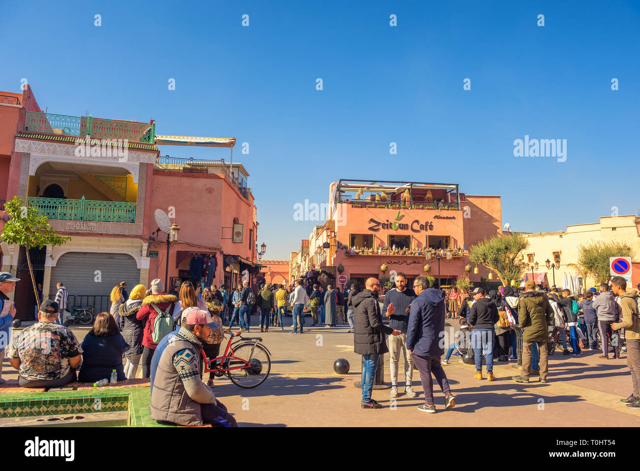 Platz neben Koutoubia Moschee in der Medina von Marrakesch Stockfoto