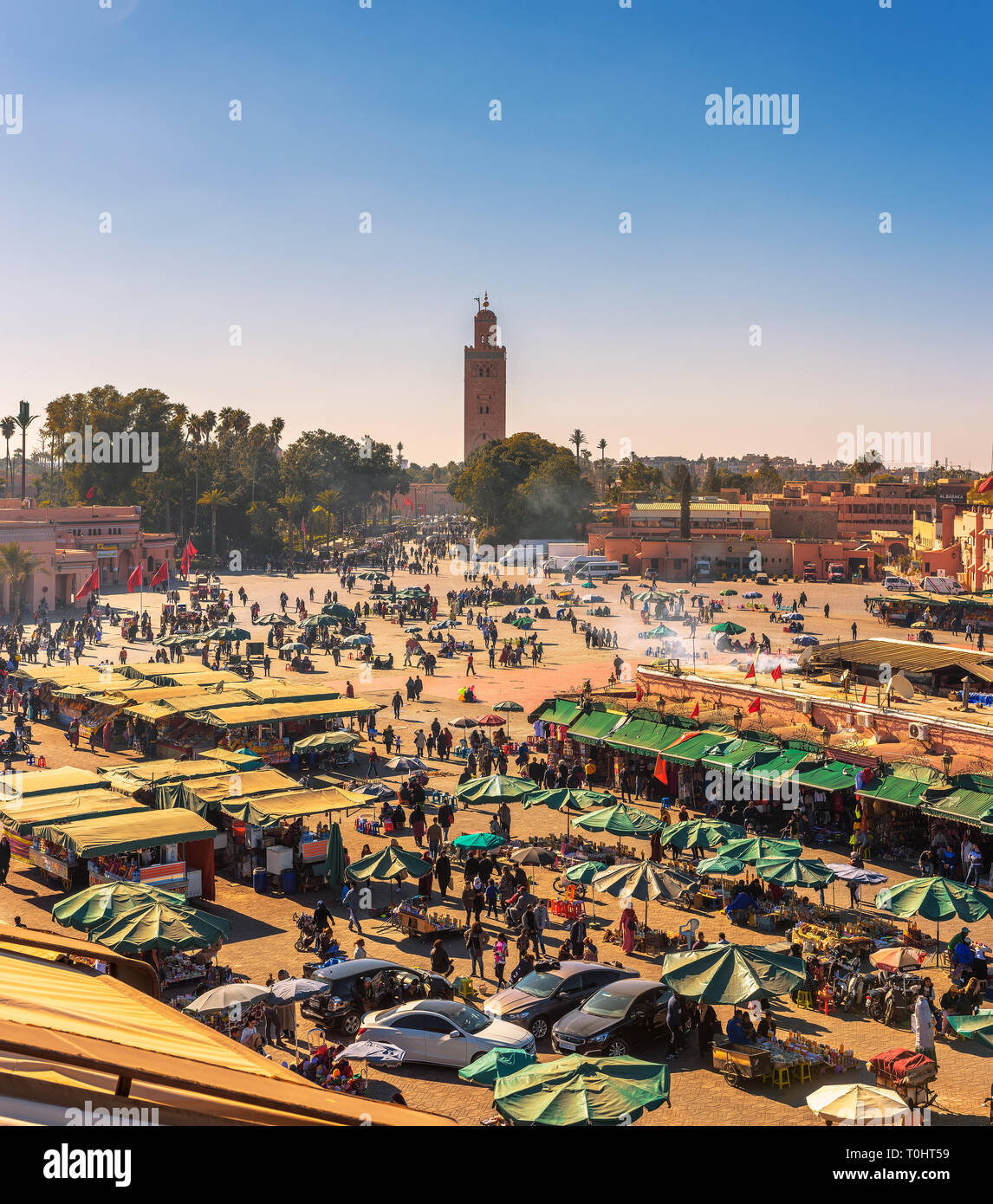 Blick auf den belebten Marktplatz Djemaa el Fna in Marrakesch, Marokko Stockfoto