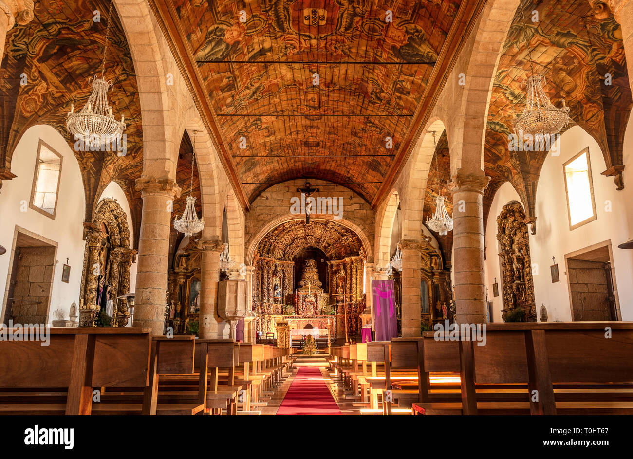 Vila Nova de Foz Coa, Portugal - 9. März 2019: Innere der Mutter Kirche. Stockfoto