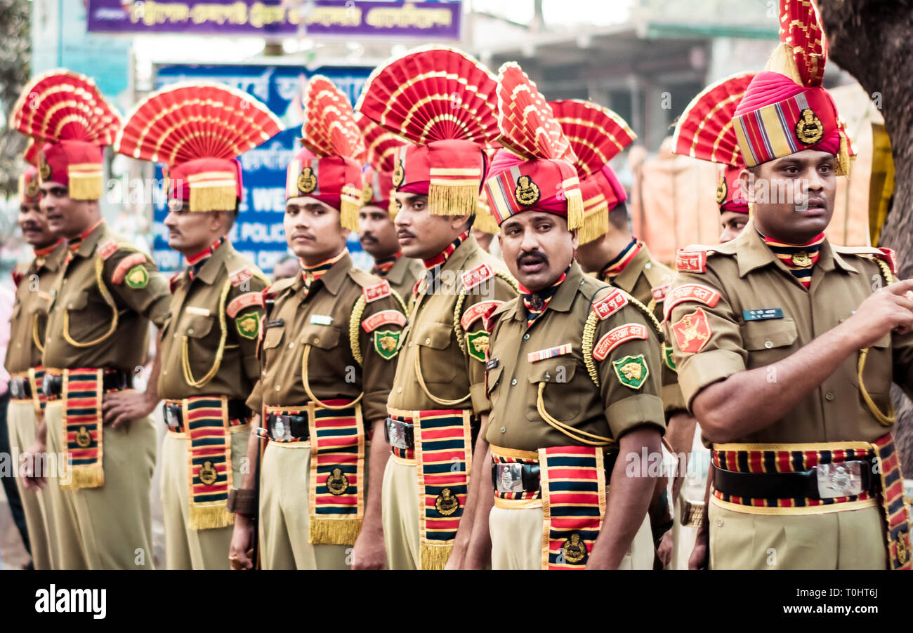 Bangaon Petrapole-Benapole,, West Bengal, 5 Jan, 2019: Gemeinsame Exerzitien Zeremonie, militärische Parade zeigen wie Wagah Grenze zwischen Soldaten der Securit Stockfoto