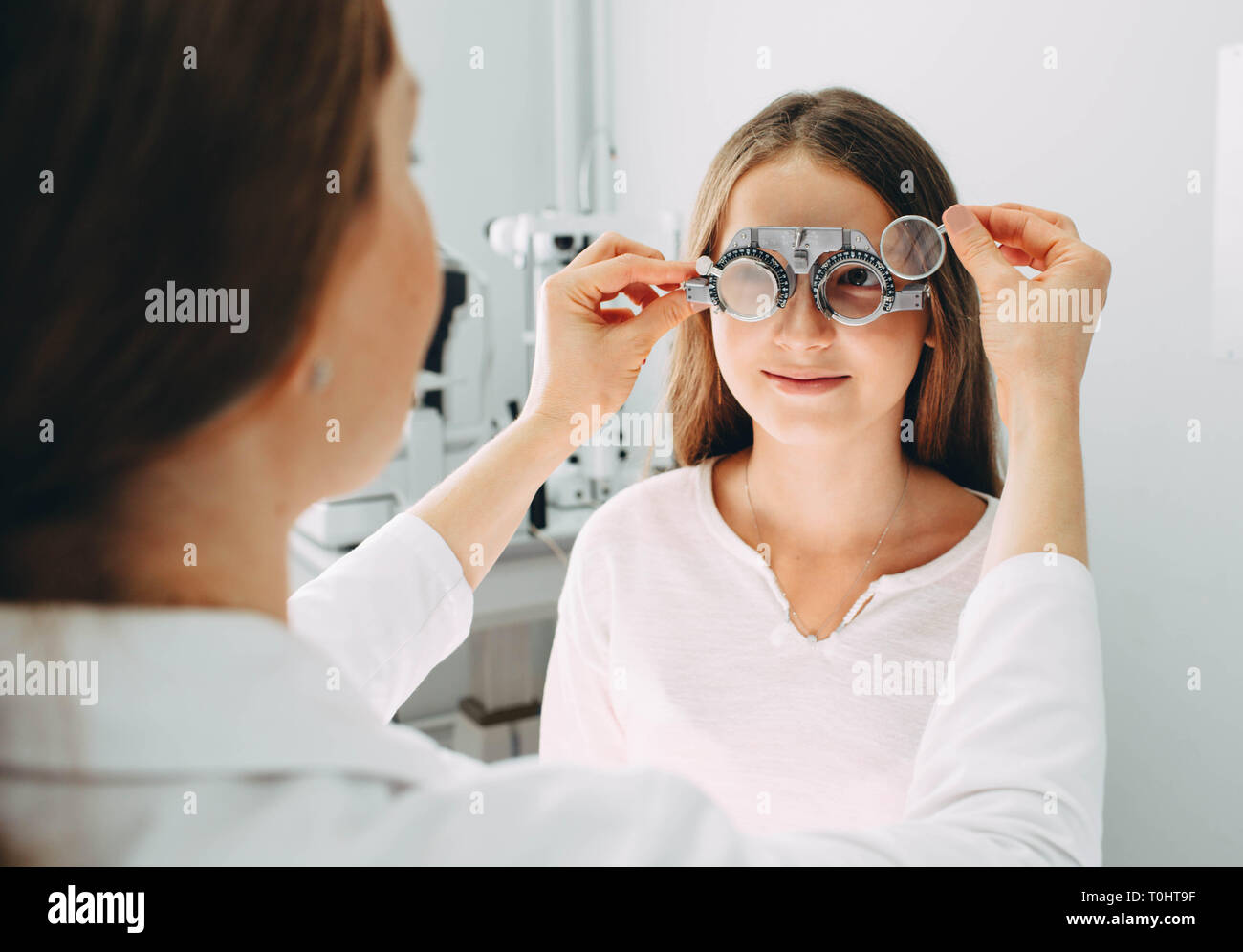 Mädchen in den Augen Augenarzt überprüft Stockfoto
